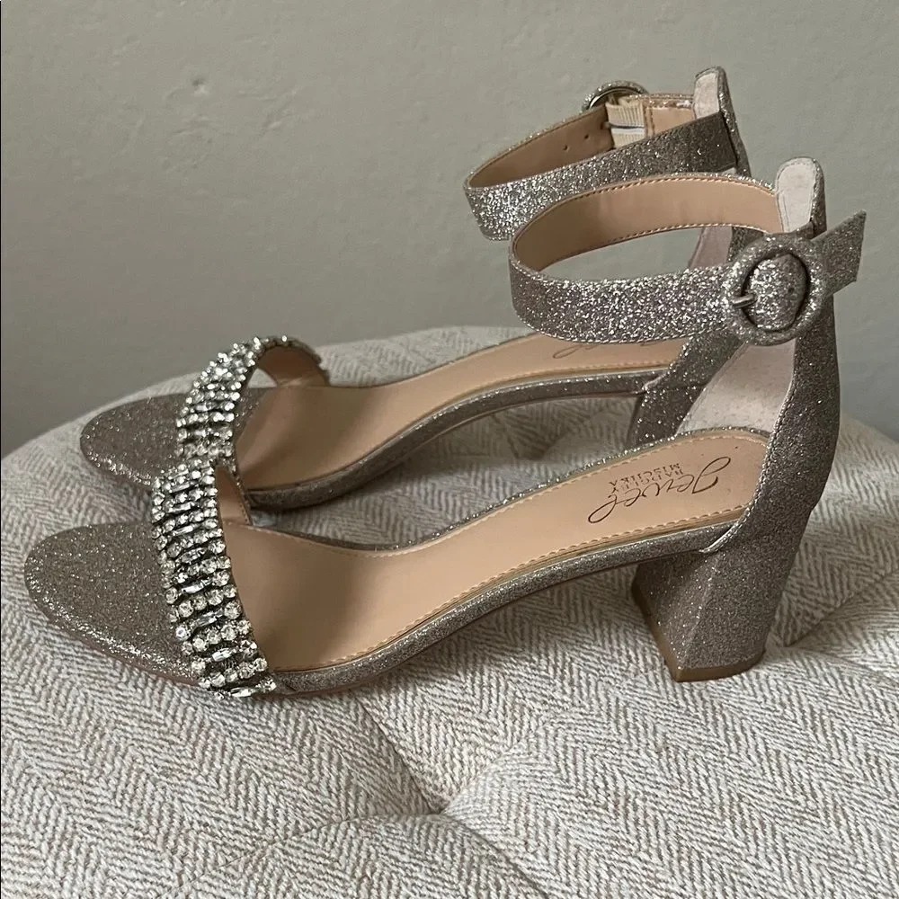 Jewel Badgley Mischka step out